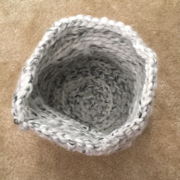 Crocheted basket - Picture 2 of 3